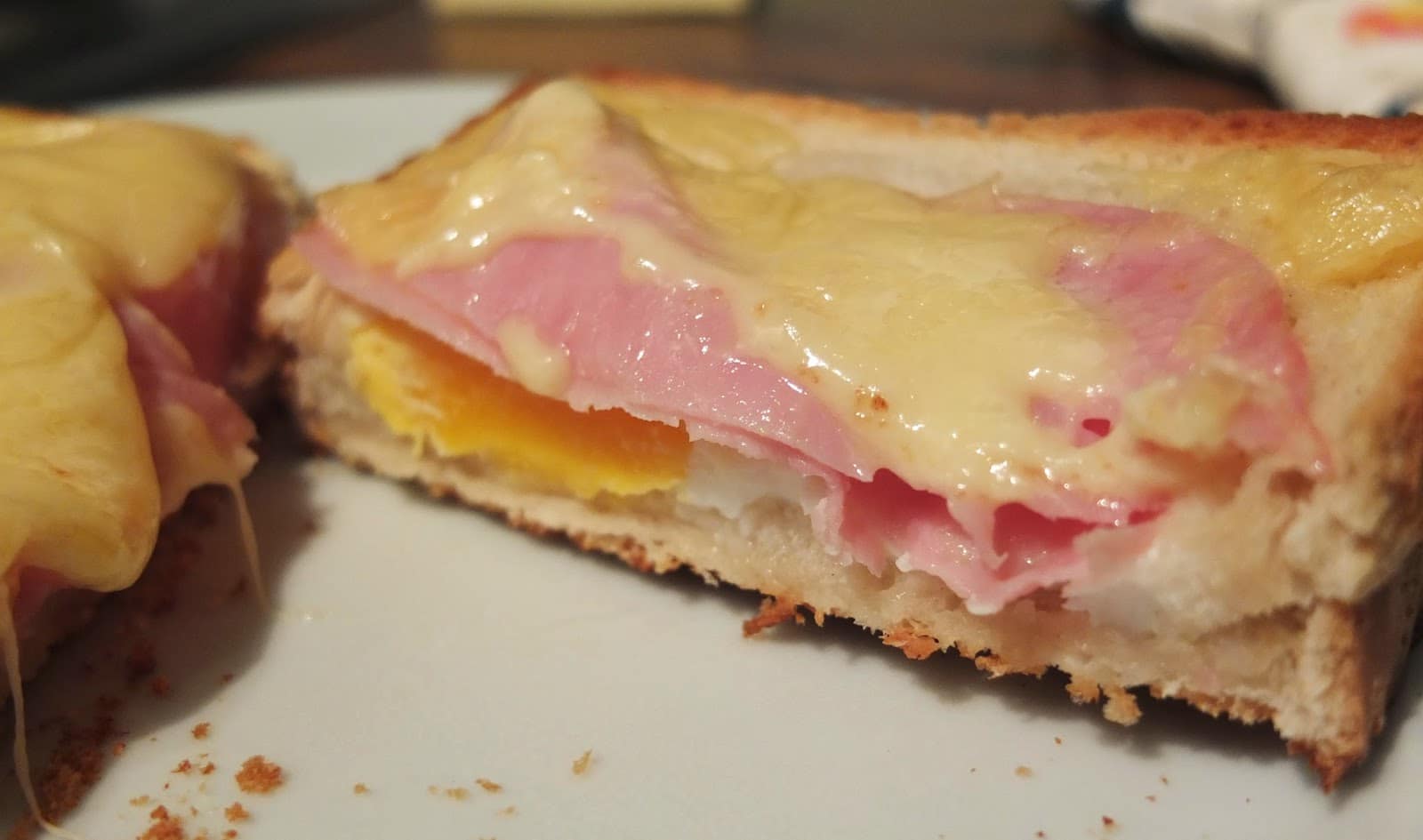 Toastbrot mit Schinken und Käse überbacken - Sweetrecipes