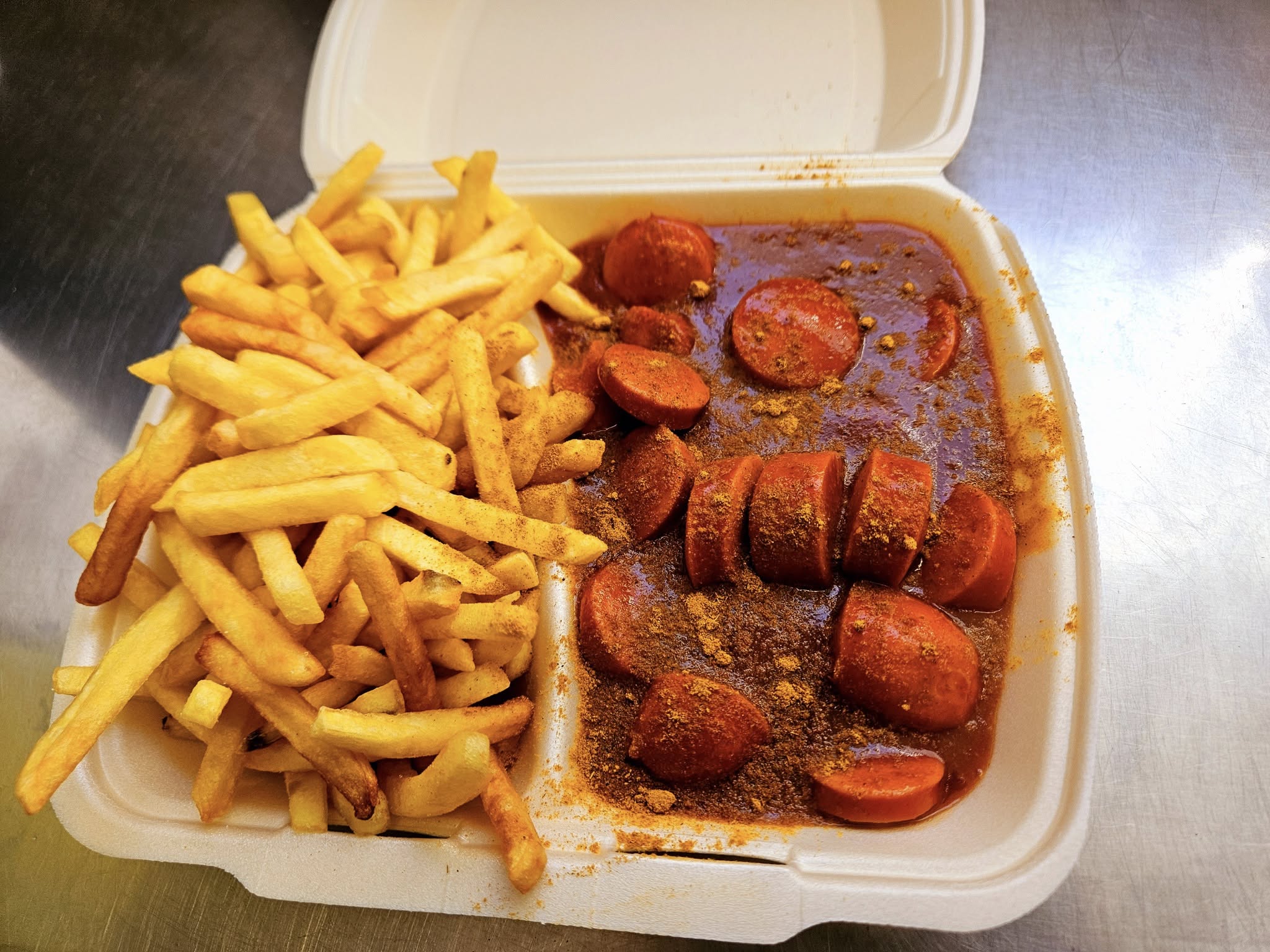 Pommes frites mit Currywurst